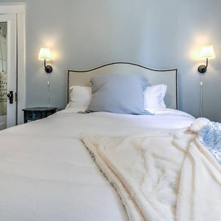 Elegant Colonial With Lovely Details And Character Memphis Exterior photo