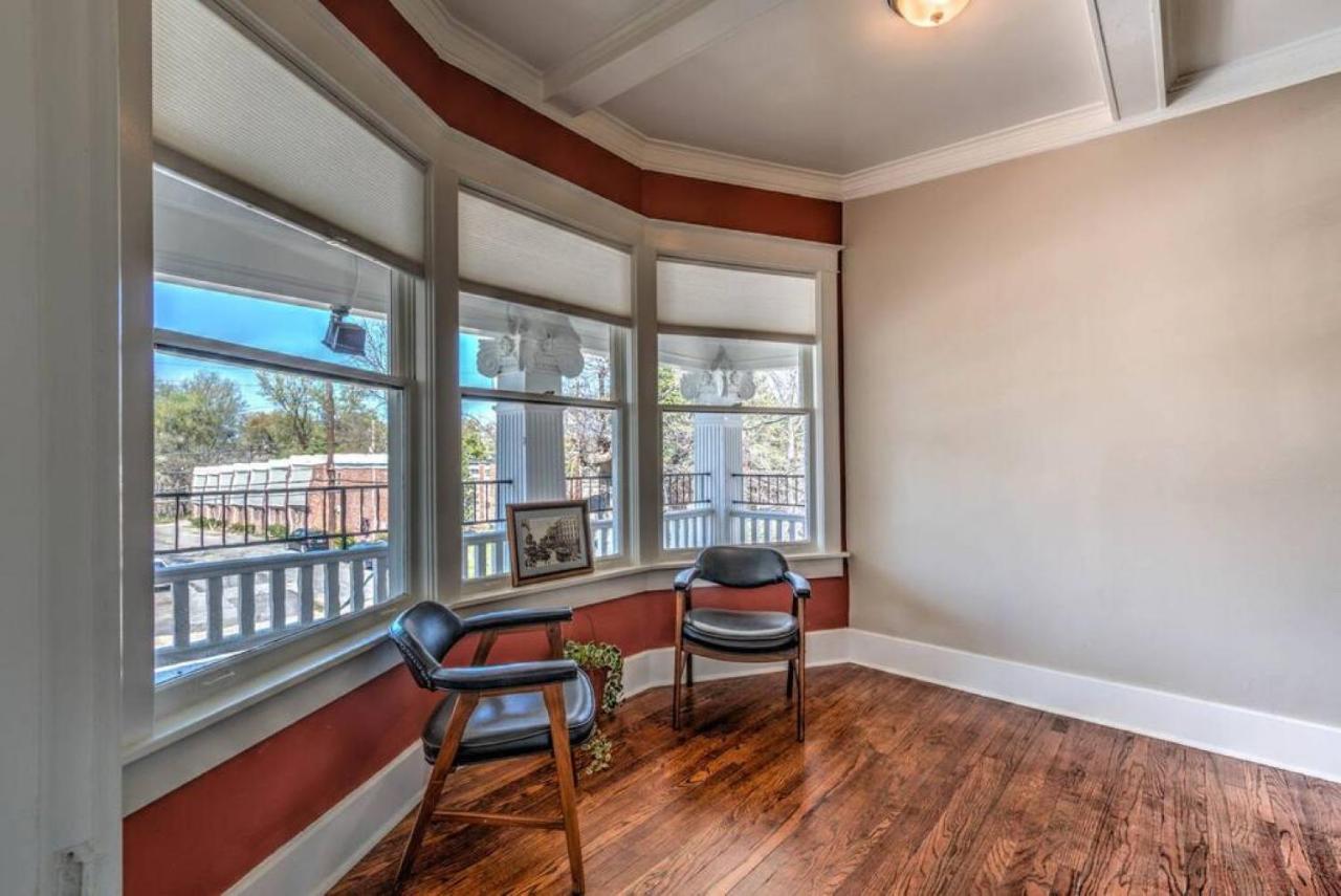 Elegant Colonial With Lovely Details And Character Memphis Exterior photo