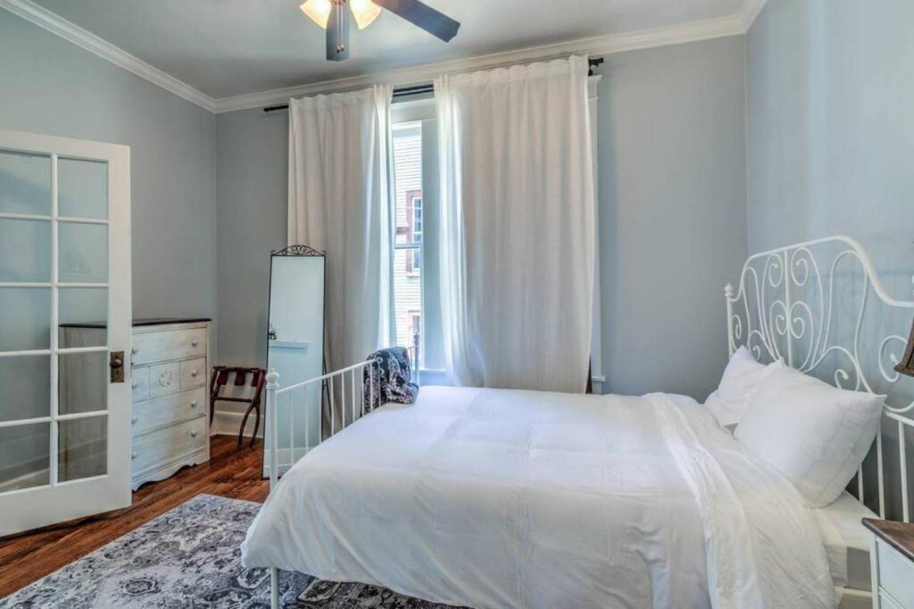 Elegant Colonial With Lovely Details And Character Memphis Exterior photo