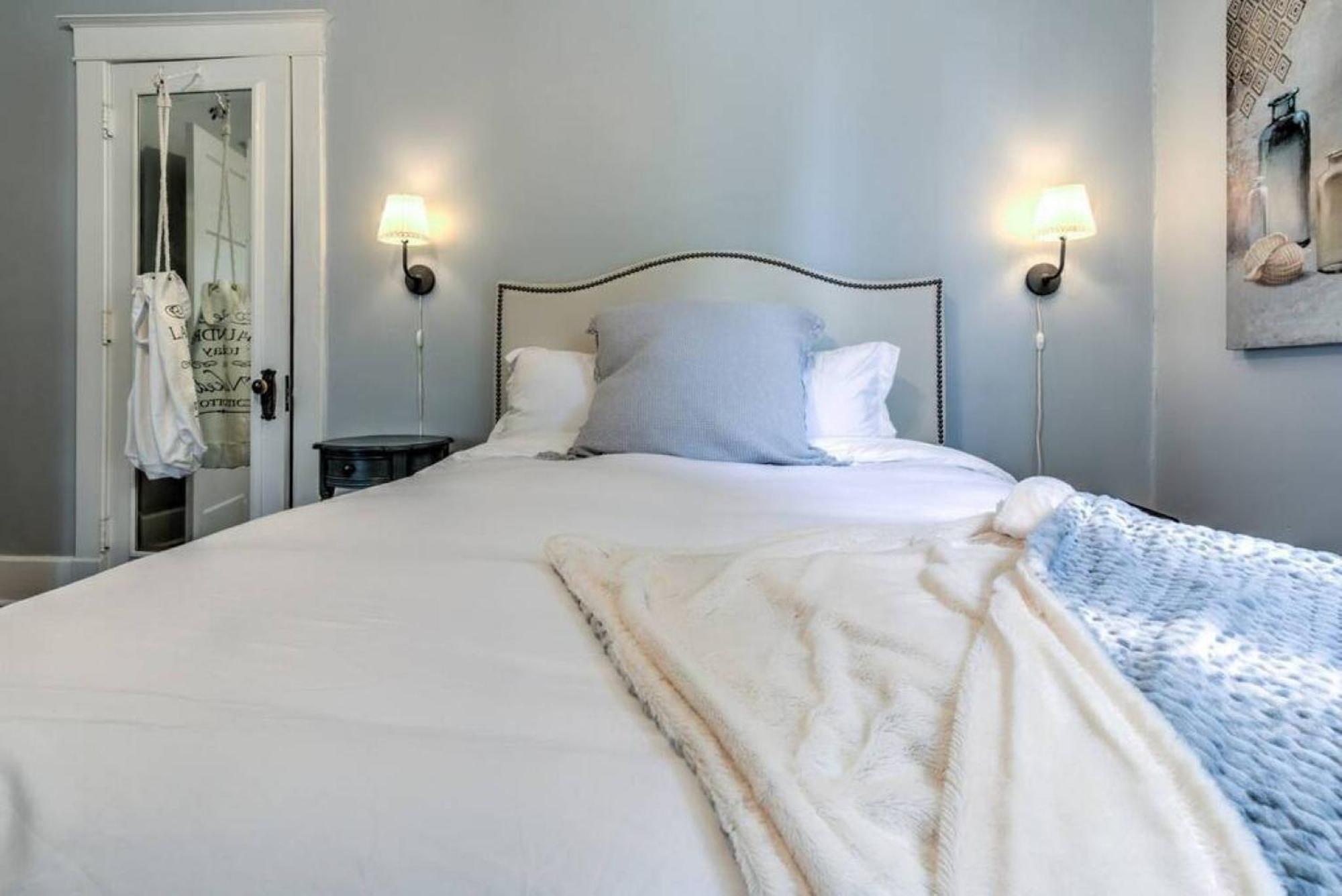 Elegant Colonial With Lovely Details And Character Memphis Exterior photo