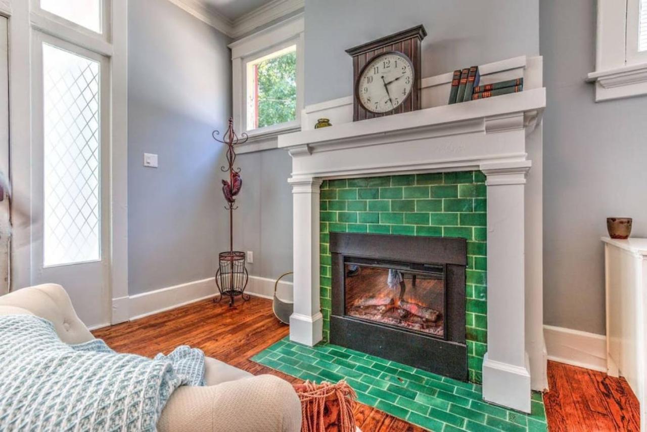 Elegant Colonial With Lovely Details And Character Memphis Exterior photo